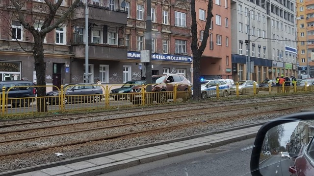 Uwaga kierowcy jadący aleją Bohaterów Warszawy. W okolicach skrzyżowania z ulicą Ściegiennego kierująca samochodem osobowym uderzyła w słup trakcji tramwajowej.