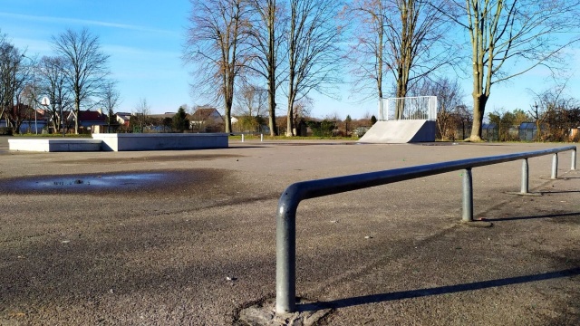 Białogard doczekał się nowego skateparku. Na Placu Wyspiańskiego zamontowane zostały nowe urządzenia dla miłośników deskorolkowych trików m.in. grindbox czy poręcz prosta.