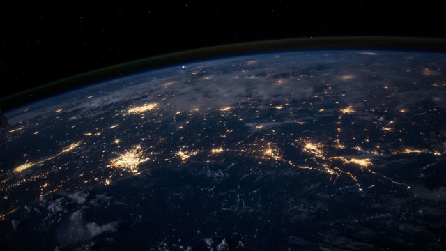 Amerykanie kontynuują swoją ekspansję kosmosu. Tym razem firma SpaceX, przy pomocy rakiety Falcon 9, wystrzeliła rekordową liczbą pojedynczych satelitów. Start nastąpił z bazy w Texasie.