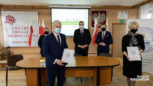 Kultywowanie tradycji wsi polskiej, kształtowanie postaw patriotycznych czy też wspólne starania o zachowanie tradycyjnych odmian i gatunków roślin uprawnych. To głównie założenia listu intencyjnego podpisanego we wtorek pomiędzy Centrum Edukacji Ogrodniczej w szczecińskich Zdrojach, a Narodowym Instytutem Kultury i Dziedzictwa Wsi.