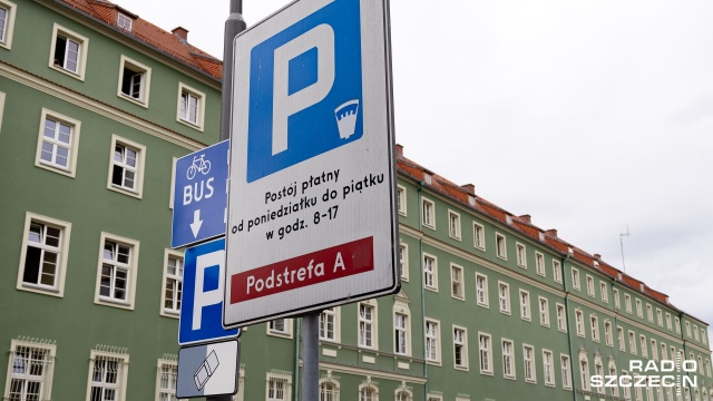 Podwyżki i powiększenie Strefy Płatnego Parkowania już w tym roku. Mieszkaniec, który zgłosił obywatelski projekt uchwały o przesunięciu tej daty, krytykuje KO i Bezpartyjnych. - Radni koalicji rządzącej nie znaleźli nawet czasu, żeby się spotkać i porozmawiać - mówił, w czasie wtorkowej sesji, Damian Frycz.