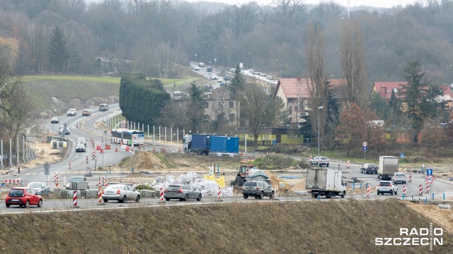 Mieszkańcy szczecińskiego Prawobrzeża - szczególnie Podjuch - czekają niecierpliwie na zakończenie prac przy budowie Węzła Granitowa. Takie same oczekiwania mają korzystający każdego dnia z przejazdu aleją Wojska Polskiego, przez budowanym Węźle Łękno.