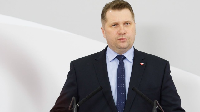 Minister edukacji i nauki Przemysław Czarnek przypomniał w trakcie konferencji prasowej, że dyrektorzy i nauczyciele mogą organizować konsultacje na terenie szkół dla ósmoklasistów i maturzystów.