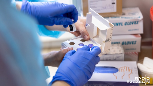 Zaostrza się szczepionkowy spór między Unią Europejską a koncernami farmaceutycznymi. Chodzi o zmniejszone dostawy do krajów członkowskich. Równocześnie na świecie rośnie liczba zakażeń i pojawiają się nowe obostrzenia.