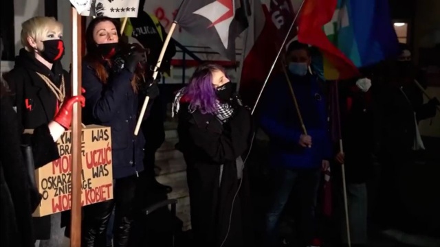 Obelgi, przezwiska i wulgaryzmy - w ten sposób Monika Tichy, znana jako Pacyfka, zwracała się w środę podczas tzw. Strajku Kobiet w Szczecinie do Kai Godek, działaczki społecznej i matki dziecka z zespołem Downa.