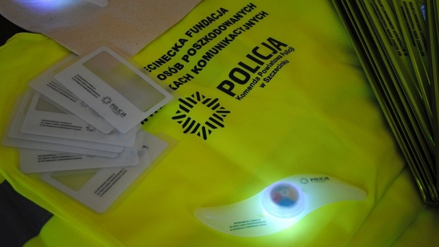 400 sztuk opasek odblaskowych i 150 sztuk kamizelek otrzymała Komenda Powiatowa Policji w Szczecinku.