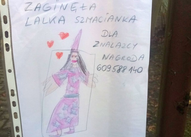 Księżnisia zaginęła - dla znalazcy nagroda - plakaty z takim hasłem zawisły na szczecińskim Niebuszewie. Są formatu A4 i są bardzo kolorowe, bo 5-letnia Olga użyła kredek, aby wiernie odwzorować swoją ulubioną szmaciankę.