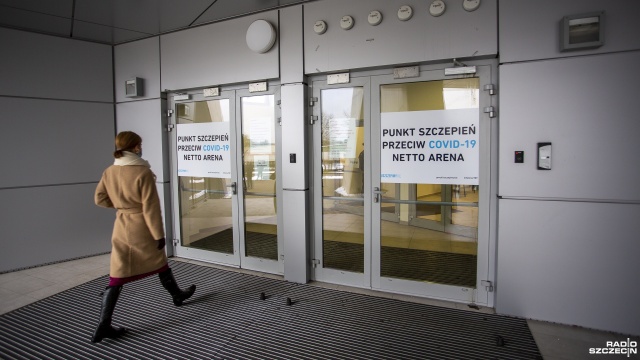 W całym kraju trwają szczepienia przeciw COVID-19. Już około miliona 100 tysięcy osób przyjęło dawkę preparatu.