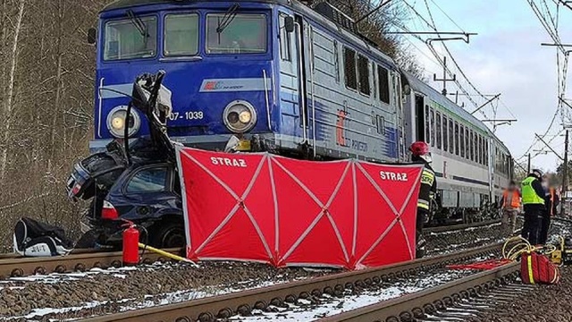 Jedna osoba zginęła w wypadku na przejeździe kolejowym w Troszynie w powiecie kamieńskim. Samochód osobowy zderzył się tam z pociągiem.