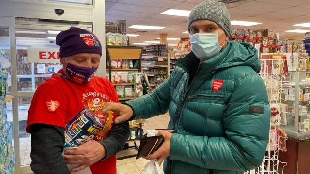 Największy sztab Wielkiej Orkiestry Świątecznej Pomocy poza Polską znajdował się w Chicago. Tam zbiórkę prowadziło 170 wolontariuszy. Wszelkie działania kwestujących były bardzo ograniczone ze względu na restrykcyjne obostrzenia związane z pandemią, jakie obowiązują w stanie Illinois. Chicagowski sztab już zebrał ponad sto tysięcy dolarów, a pieniądze przez kilka dni będą jeszcze liczone.