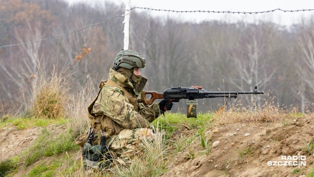 Żołnierska zimowa rywalizacja na poligonie w Drawsku Pomorskim. Kilkuset żołnierzy uczestniczy w zawodach 12. Szczecińskiej Dywizji Zmechanizowanej. We wtorek żołnierze będą wypełniać zadania w terenie.