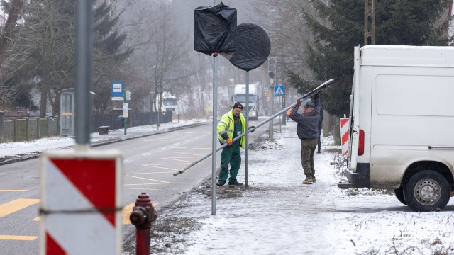 Rozpoczęła się modernizacja skrzyżowania ulic Stołczyńskiej, Ornej i Celulozowej w Szczecinie. Do końca marca drogowcy przebudują sieć teletechniczną i kanalizację deszczową, jak również przeprowadzą remont jezdni i chodników.