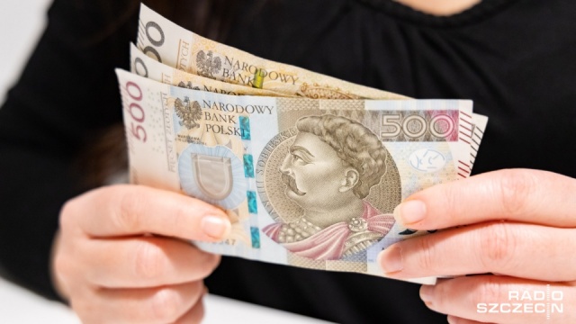 Rząd przyjął uchwałę rozszerzającą pomoc z tarczy finansowej Polskiego Funduszu Rozwoju o kolejnych dziewięć branż, między innymi o edukacyjną, handlową i rozrywkową.