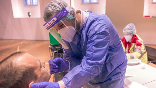 Szef Instytutu Wirusologii w szpitalu Charit w Berlinie Christian Drosten apeluje o stosowanie się do ograniczeń społecznych i przestrzega przed zbytnim optymizmem w ocenach walki z pandemią.