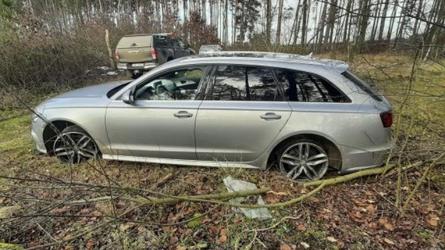 Luksusowe audi zostało porzucone na terenie Regionalnej Dyrekcji Lasów Państwowych w Szczecinie.