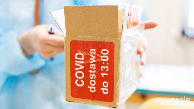 Dotychczas w Polsce przeprowadzono ponad milion 342 tysiące szczepień przeciw COVID-19. Przeszło 289 tysięcy osób przyjęło dwie dawki preparatu, które dają pełną odporność.