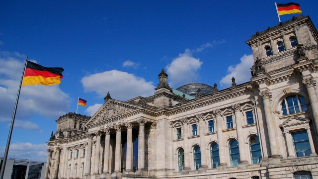 Od początku masowych szczepień trwa w Niemczech dyskusja, czy osoby zaszczepione przeciwko COVID-19 powinny być zwolnione z pewnych ograniczeń. Narodowa Rada Etyki jest przeciwna takim przywilejom.
