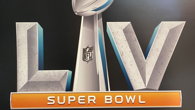 Ameryka wstrzymuje oddech. W niedzielę w Tampie zostanie rozegrany Super Bowl, finał futbolu amerykańskiego ligi NFL. O zwycięstwo zagra zespół gospodarzy Buccaneers i obrońcy tytułu - Kansas City Chiefs.