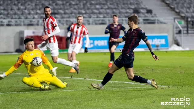 Piłkarze Pogoni dzielą i rządzą w rozgrywkach o mistrzostwo Polski. Szczecinianie pokonali w sobotę Cracovię Kraków 1:0 w premierowym meczu rundy wiosennej rozegranym w zimowej scenerii przy ujemnej temperaturze.