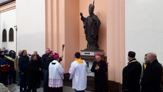 W Zaporożu na Ukrainie odsłonięto w sobotę pomnik Jana Pawła II, oraz otwarto ulicę jego imienia. Odsłonięto też pomnik Polaka związanego z tym ukraińskim miastem - Feliksa Mołczanowskiego.