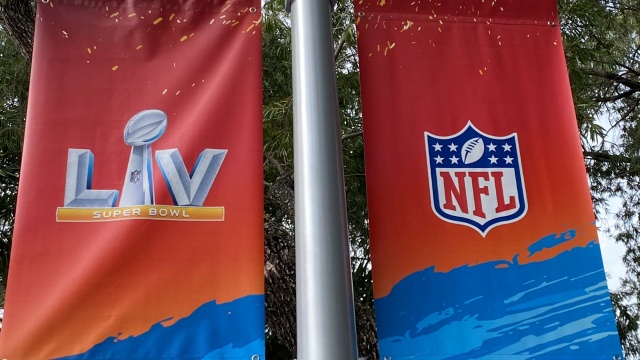 Super Bowl to największa jednorazowa sportowa impreza na świecie o globalnym rozmachu. W wielkim finale ligi NFL gospodarze Tampa Bay Buccaneers podejmą obrońców tytułu Kansas City Chiefs.