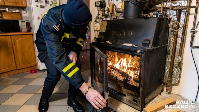 Ponad sto kontroli i konkretne wnioski: mieszkańcy palą w piecach zgodnie z prawem, ale wiele pieców nadaje się do wymiany. Straż Miejska w Dębnie każdego dnia prowadzi akcję antysmogową. Nasza reporterka była na jednym z patroli.