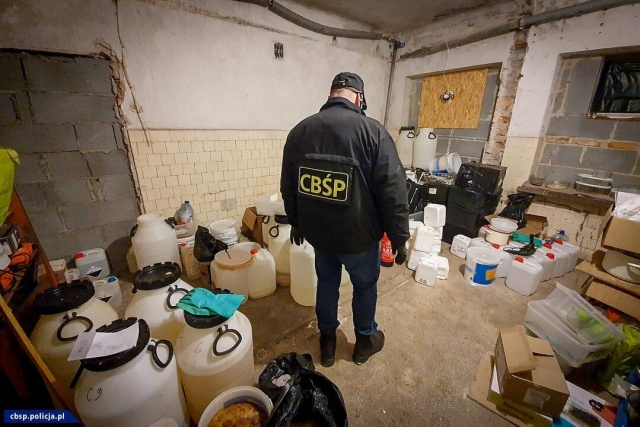 Funkcjonariusze Centralnego Biura Śledczego Policji zlikwidowali laboratorium metamfetaminy. Zatrzymano trzy osoby i przechwycono trzy kilogramy gotowego narkotyku, o czarnorynkowej wartości ponad miliona złotych.