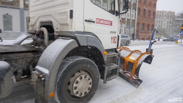 Fatalne warunki na drodze - śnieg i minusowe temperatury sprawiają, że na drodze jest bardzo ślisko, dochodzi więc do wypadków.