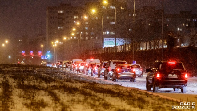 Śnieżyca i niska temperatura przyczyniły się do zakorkowania sporej części miasta oraz wypadków w regionie.