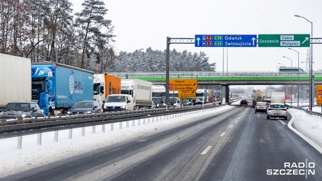 Zablokowana jest Autostrada A6 na odcinku między węzłem Kijewo a węzłem Podjuchy. Utrudnienie to dotyczy kierowców jadących w kierunku Berlina i w kierunku Gorzowa Wielkopolskiego. Policja kieruje objazdami przez drogę krajową nr 10 i dalej drogą krajową 31 aż do węzła Podjuchy.