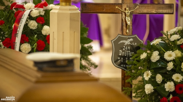 We wtorek odbyło się ostatnie pożegnanie kapitana żeglugi wielkiej Jana Pruffera, pilota morskiego, dziekana Wydziału Nawigacyjnego Wyższej Szkoły Morskiej.