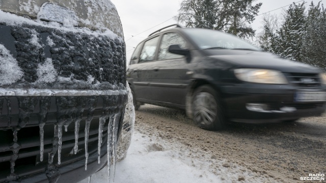 Kierowcy twierdzą, że władze odpowiedzialne za stan dróg w Niemczech nie sprostały zadaniu. Służby drogowe zapewniają, że są dobrze przygotowane, a przyczyną chaosu na drogach są wyjątkowo złe warunki pogodowe. Padający śnieg, śnieżyce i niskie temperatury paraliżują komunikację już trzeci dzień z rzędu.