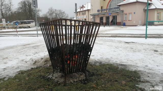 Utrzymujące się minusowe temperatury sprawiły, że urząd w Kołobrzegu podjął decyzję o ustawieniu w centrum miasta koksowników.
