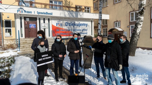 Protest prywatnych mediów i czarne plansze porównują do Stanu Wojennego. Jak tłumaczą: Jarosław Kaczyński chce wszystko kontrolować. Młodzieżówka PO - Młodzi Demokraci, urządzili happening pod siedzibą PiS z czarną trumną symbolizującą pogrzeb wolności słowa.