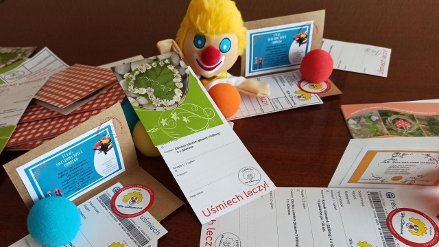 Pocztówki przygotowane przez uczniów szczecińskiej szkoły trafią do pacjentów szpitala Zdroje w Szczecinie. To wszystko z okazji Światowego Dnia Chorego, który obchodzimy w czwartek.