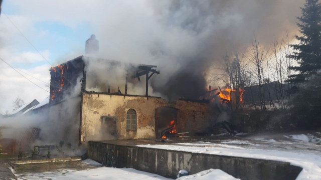 Trwa gaszenie stodoły w Widuchowej na południu województwa.