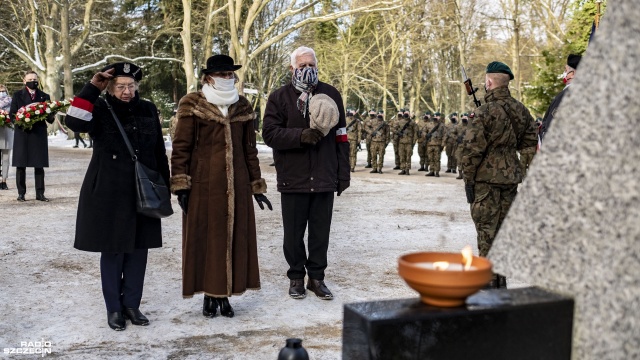 79 lat temu powstała Armia Krajowa. W niedzielę na szczecińskim Cmentarzu Centralnym odbyły się rocznicowe obchody z udziałem weteranów wojennych, władz regionu i wojska.