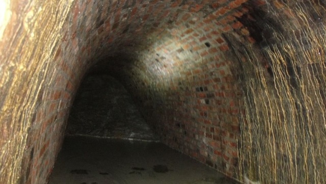 Czy tunel pod Zamkiem Książąt Pomorskich faktycznie ma prawie tysiąc lat Mam wrażenie, że to średniowiecze to mocno na wyrost - pisze w mediach społecznościowych Michał Dębowski, miejski konserwator zabytków w Szczecinie. Przy czym, w rozmowie z nami Dębowski tłumaczył, że wypowiada się tam jako historyk sztuki a oficjalnie - jako miejski konserwator zabytków - sprawy nie komentuje.