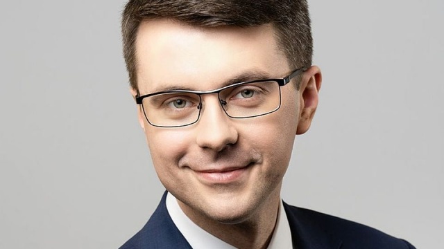 Osoby, które nie przestrzegają obowiązujących obostrzeń epidemicznych, będą karane - mówi rzecznik rządu.