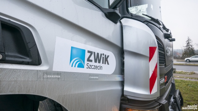 Awaria wodociągu na ulicy Żupańskiego w Szczecinie. Obecnie służby ZWiK-u usuwają zaparkowane tam samochody, aby dostać się do miejsca uszkodzenia.