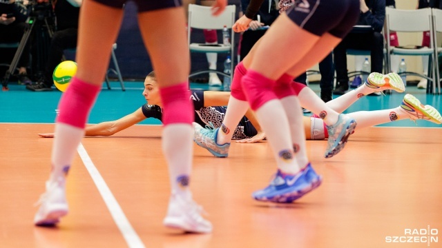 Siatkarki Grupa Azoty Chemik Police kontynuują maraton ligowych i pucharowych spotkań. Zespół tureckiego trenera Ferhata Akbasa po piątkowym meczu Pucharu Polski w Rzeszowie i niedzielnym Tauron Ligi we Wrocławiu w środę zagra u siebie z Eneą PTPS Piła w zaległym pojedynku rozgrywek o mistrzostwo Polski.