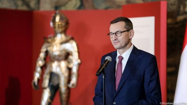 Premier Mateusz Morawiecki we wpisie na Facebooku podkreślił, że powrót dziecięcej zbroi Zygmunta II Augusta do Polski to ważne historyczne wydarzenie.