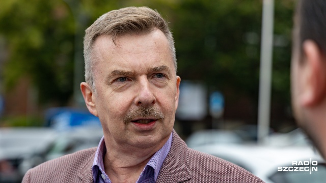 Potrzebna byłaby zmiana konstytucji, aby rozwiązać problem posłów porzucających swoje partie w trakcie kadencji - mówił w Rozmowach pod Krawatem Dariusz Wieczorek z Nowej Lewicy.