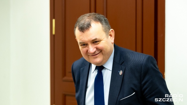 Sąd Rejonowy w Szczecinie skazał pierwszych dziewięciu oskarżonych w sprawie dotyczącej tzw. afery melioracyjnej. Chodzi m.in. o urzędników, którzy byli zmuszani do poświadczania nieprawdy w dokumentach dotyczących ustawianych przetargów.