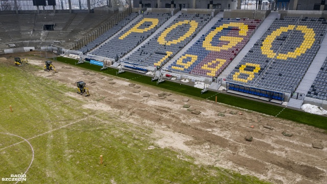 Rozpadające się elementy murawy mają być już przeszłością. Na Stadionie Miejskim w Szczecinie rozpoczęła się wymiana nawierzchni. W ostatnich spotkaniach Portowcy grali na murawie, której stan był daleki od ideału.