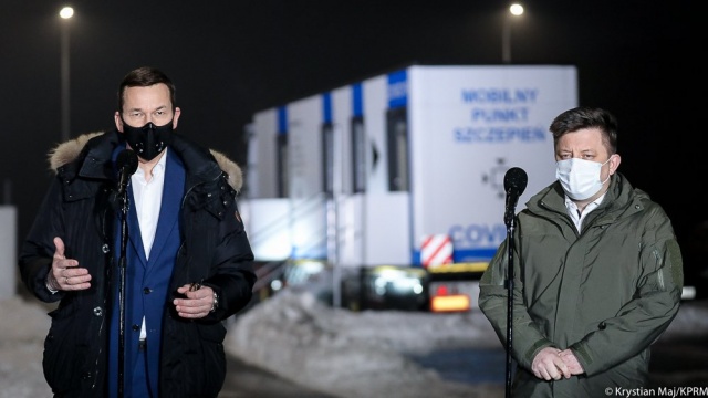 Premier Mateusz Morawiecki wezwał Komisję Europejską, by przymusiła firmy farmaceutyczne do realizacji umowy i dostarczenia większej dawki szczepionek.