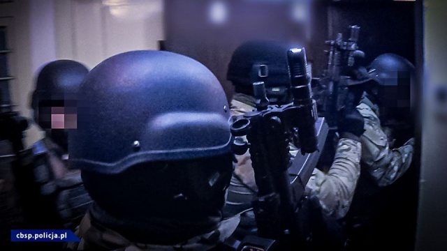 Funkcjonariusze Centralnego Biura Śledczego Policji, na polecenie Prokuratury Krajowej w Szczecinie, zatrzymali 17 członków zorganizowanej grupy przestępczej zajmujących się wyłudzaniem podatku VAT.