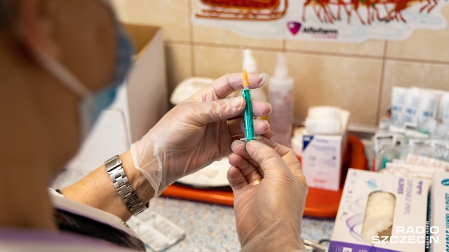 Rząd przedstawił harmonogram szczepień przeciw COVID-19 na najbliższe tygodnie. Od połowy marca preparat przyjmą przewlekle chorzy, tydzień później 22 marca - osoby między 60. a 65. rokiem życia oraz służby mundurowe.