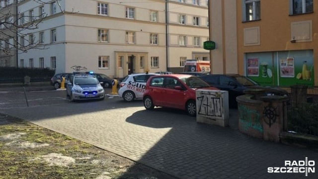 Pijana kobieta pobiła ekspedientkę. Do zdarzenia doszło przed południem w sklepie sieci Żabka u zbiegu ulic Mickiewicza i Pocztowej w Szczecinie.