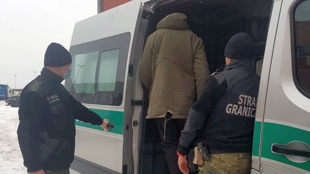 Nielegalny imigrant ukrył się pod naczepą ciężarówki. Teraz w strzeżonym ośrodku poczeka na deportację.